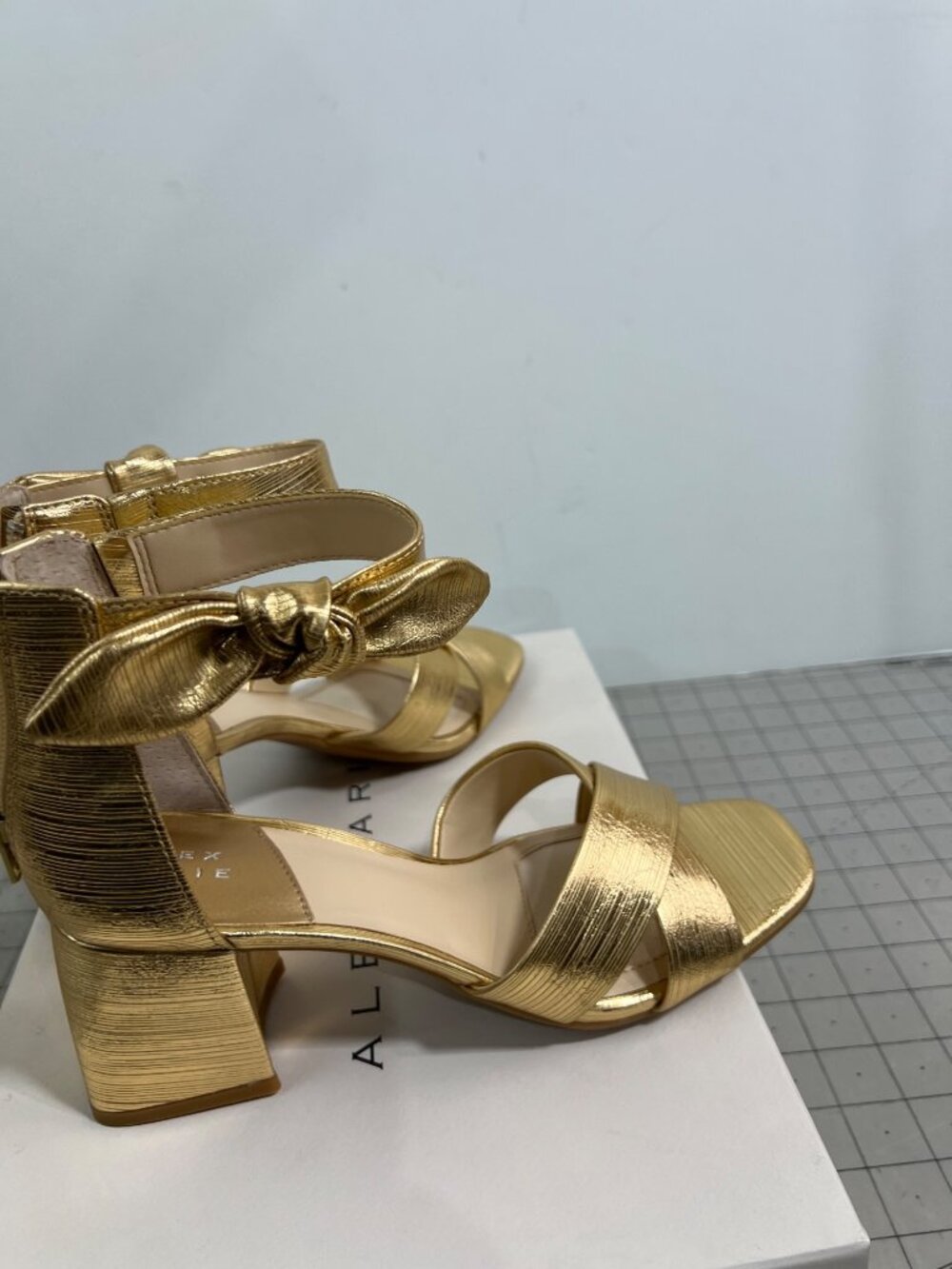 Alex Marie Adeline Gold Block Heel Women's Sandals Bow Accent Size 7.5 New - Picture 4 of 8
